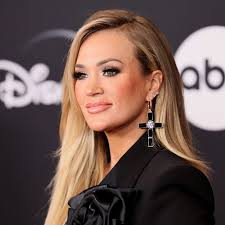 Carrie Underwood wows in sultry gown for special performance