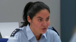 Nachdem ein Junge ein Eis gegessen hat, ist ihm plötzlich richtig übel. War  das Eis schlecht?! #clip #KlinikamSüdring