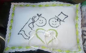 Classica imbottitura interna per cuscini e , per legare le fedi. Porta Fedi In Punto Croce Feste Matrimonio Di Il Punto Di Cricri Su Misshobby