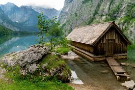 Das voralpenland vor der nase, frühstücken mit blick aufs wasser, die ersten surfer gleiten über die wellen: Bayerns Schonste Seen Vom Hintersee Bis Zur Bayerischen Karibik