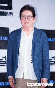 He went on to star in scores of movie and drama titles throughout the 1970s, 1980s. Kim Yong Gun Picture ê¹€ìš©ê±´ Hancinema
