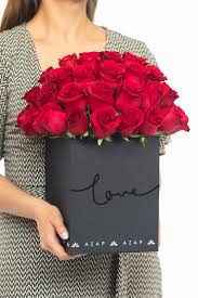 Excelente diseño floral para celebrar. Rosas Rojas Floreria A Domicilio Azap