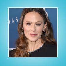 After her supporting role in pearl harbor (2001), she gained recognition for her performance as cia officer sydney bristow. Jennifer Garner Without Makeup At 48 Years Old