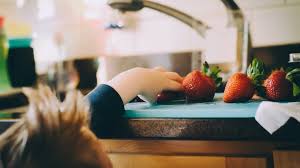 Baby led weaning oder kurz blw, was zu deutsch nichts anderes bedeutet als dem baby freie hand bei der beikosteinführung zu. Familienkost Tschau Brei So Geht Die Umstellung Leichter