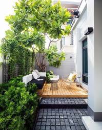 Detail gambar menata teras rumah bersama dengan maksud melancarkan renovasi pekerja konstruksi. Teras Makin Indah Lewat 10 Ide Unik Taman Depan Rumah