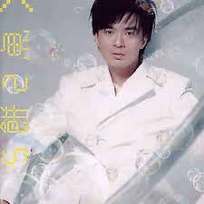何韻詩（英語： denise ho wan si ，1977年5月10日 － ），香港著名歌手、演員及社運人士，大愛同盟創始成員之一，音乐品牌goomusic创始人。 出生于香港，11歲時隨家人移民加拿大並取得國籍。 1996年在無綫電視（tvb）及华星唱片合办的第十五届新秀歌唱大赛夺冠后，签约华星唱片正式出道。 é»èæ 5é¤2é­ 1996 Cd Discogs