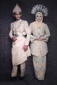 Pengantin perempuan pada upacara malam. Baju Songket Tradisional Pengantin Lelaki Dan Perempuan Services Others On Carousell