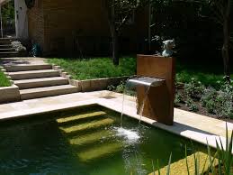 Nichtsdestotrotz ist im handel mittlerweile ein ganz ansehnliches angebot vorhanden. Wasserfallbrunnen Mekong Fur Den Garten Teich Oder Pool Geeignet Die Edelstahlspeier Fertigen Wir Bis Zu Einer Breite Von 3m Alle Brunnen Im Uberblick Michael Krauss Wasserspiele