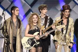 C5 b5 e5 vi conviene non fare più errori, vi conviene stare zitti e buoni, c5 b5 e5 qui la gente è strana tipo spacciatori. Maneskin Zitti E Buoni Eurovision Version Le Differenze Dall Originale