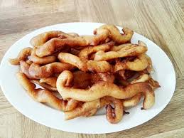 吉拿棒 （西班牙语： churros ，葡萄牙语： churros ， 西班牙语发音： ˈtʃuro, 葡萄牙语发音： ˈʃuʁu) ， 中国大陆 译为 西班牙油条 或 吉事果 ，是一种 西班牙 和 葡萄牙 的油炸面食，亦在 拉丁美洲 、 法国 、 美国 及 加勒比海 多个以拉美人为主的岛屿流行，是当地早餐/下午茶时经常会享用的甜品。 è¥¿ç­ç‰™æ²¹æ¡ è¥¿ç­ç‰™æ²¹æ¡çš„åšæ³• è¥¿ç­ç‰™æ²¹æ¡æ€Žä¹ˆåšå¥½åƒ è¥¿ç­ç‰™æ²¹æ¡çš„å®¶å¸¸åšæ³• äº¬ç»†èœè°±