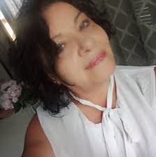 Non sono più sua moglie. Sono la sua ex. E benedetto sia questo titolo.  Perché dietro quella parola non c'è fallimento. C'è forza. C'è coraggio.  C'è una donna che un giorno ha