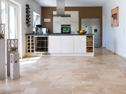 Travertinfliesen Medium Hier Als Erganzung Zu Einer Kuche Und Offenem Wohnbereich Im Modernen Landhausstil Jonastone In 2020 Natursteinfliesen Fliesen Kuche Beige