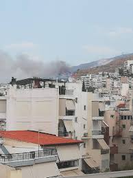 Λίγο μετά τις 12:30 η φωτιά τέθηκε υπό μερικό έλεγχο. Ypo Meriko Elegxo H Fwtia Ston Byrwna Isxyroi Anemoi Sthn Perioxh Epixeiroyn 62 Pyrosbestes Binteo Ellada Iefimerida Gr