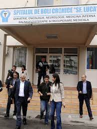 Doi pacienti lucreaza in sala de recuperare fizica a spitalului sf. Vizita Sorin Oprescu Centrul De Recuperare Pentru Varstnici Spitalul Sf Luca Agerpres ActualizeazÄƒ Lumea