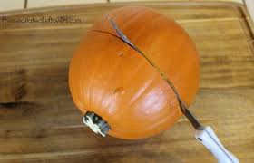 Cortar el queso transversalmente y esparcir la mezcla de champiñones. How To Roast A Pumpkin And How To Make Pumpkin Puree
