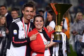 His father was a gardener with the municipality while his mother worked as a cook. Cristiano Ronaldo Schenkt Seiner Mutter Ein Neues Auto