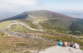 Located in the cantabrian mountains, the road to the summit is paved (bad conditions due to the weather). La Vuelta De Landa Y El Picon Blanco