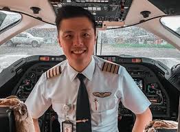 Ia memulai kariernya sebagai pilot maskapai penerbangan dengan rating airbus a320 sejak 2010. K2mgowc15ohr7m