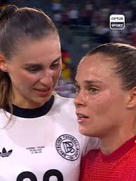 Jule Brand y Ewa Pajor: Rivalidad Respetuosa en UEFA 2025