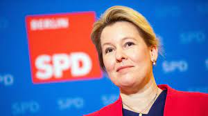 Familienministerin franziska giffey (spd) schlägt angesichts zehntausender fehlender pflegestellen vor, dass der staat pflegende angehörige für ihre arbeit bezahlt. News Von Heute Spd Landesvorstand Nominiert Franziska Giffey Als Spitzenkandidatin Stern De