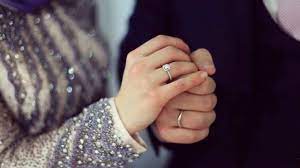 Alasan ini yang kemudian menghadirkan tren tato cincin kawin di jari tangan. Bagaimana Pandangan Cincin Nikah Dalam Islam V Co Jewellery News