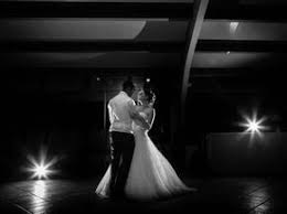 Votre bal de mariage est un moment unique, pour lequel votre valse a développé une offre dédiée. 5 Danses De Couple Pour L Ouverture D Un Bal De Mariage Original Mariage Ouverture De Bal Idee Ouverture De Bal Ouverture De Bal
