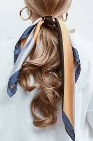 Comment Nouer Un Foulard Dans Les Cheveux Autour Du Cou Idees Methodes En 2020 Coiffure Avec Foulard Cheveux Coiffures Mignonnes