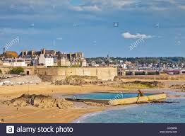 Ramp operators and linesman are taking industrial action at the french port on saturday (26th january) meaning sailings. St Malo Bretagne Frankreich Mit Seinen Stadtmauern Eines Seiner Strande Und Gezeiten Badebecken Fokus Auf Vordergrund Stockfotografie Alamy