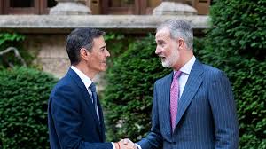 Felipe VI despacha con Pedro Sánchez en Marivent: una tarde (sin protestas) protagonizada por el fiscal general | Vanity Fair