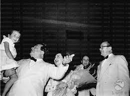 Aldo Fabrizi, con la piccola interprete del film "Prima Comunione", e Gaby  Morlay esultano nella sala del palazzo del Cinema al Lido di Venezia alla  presenza di Giovanni Ponti - Archivio storico