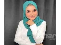 Kalau menurutku warna hitam bisa buat jilbab apa aja. Susun Baju Ikut Warna Mudahkan Padanan Gaya