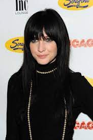 Tanned and wearing blue turquoise, this was the perfect look for her at the event to prevent benefit in new york. Ashlee Simpson S Back In Black Hair What Do You Think Glamour