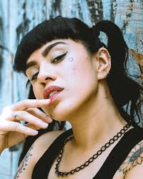 Foto de mi carita maltratada pa que no se me olvide de que la vida se  encarga de darte golpes pa que te levantes más fuerte. 📸: @elbombastiic .  . . . . . #