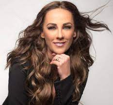 La guapísima actriz y conductora consuelo duval nos dejo con la boca abierta el día de hoy durante el estreno de el retador al lucir un vestido tornasol de brillos con un escote pronunciado, con el cual opaco a la cantante y jueza lucero que no mostro. Consuelo Duval Biography Wiki Age Height Family Career Stark Times