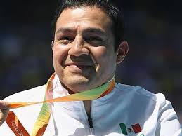 Mexicano Edgar Navarro obtiene plata en 400 metros T51