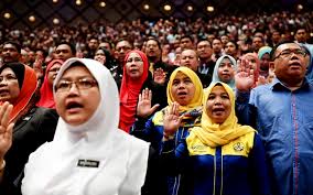 Di era tun daim sebagai menteri kewangan, beliau telah potong gaji menteri dan ahli parlimen ketika malaysia dilanda kemelesetan ekonomi tahun 1997 dahulu. Menteri Gaji 76 Penjawat Awam Kurang Rm5 000 Free Malaysia Today Fmt