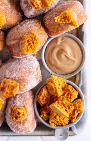 Banoffee Doughnuts Brioche Doughnuts With Banana Salted Caramel Ganache And Honeycomb Rezept Kuchen Backen Churos