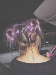Grunge hair marries one of the biggest trends of the '90s with this messy style. Jerome Russell Punky Colour Hair Styles Tumblr Hair Boring Hair