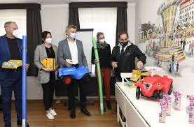 Wenn sie die urne mit nach hause nehmen muss dies in den niederlanden nicht gemeldet werden. Neue Idee Fur Besucher Ein Bisschen Spielzeugstadt Mit Nach Hause Nehmen Sonneberg Neuhaus Insudthuringen