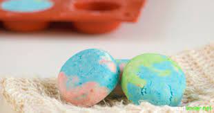 Wer lieber ein festes shampoo selber machen möchte, der greift für die basis auf ein pflanzliches tensid in kombination mit speisestärke und kakaobutter zurück und kann für die herstellung das folgende rezept verwenden. Shampoo Bars Einfach Selber Machen Rezept Fur Festes Shampoo