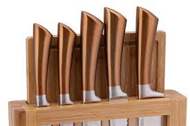 Tezgahınızda yer kaplamayan şık tasarımı ve özel bambu malzemeden üretilen ekmek tahtası aparatı ile artık herşey elinizin altında. Emsan Matriks Rose Gold 7 Parca Bicak Set