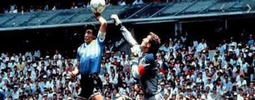 Cuatro minutos antes de hacer el 'gol del siglo', el genial jugador marcó el conocidísimo tanto con la mano. Diego Armando Maradona La Mano De Dios Y El Gol Del Siglo