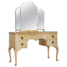 It brings strong vintage art deco vibes to this simple. Art Deco Bedroom Sets 88 For Sale At 1stdibs