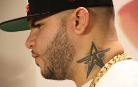 Sin duda, los latin grammy 2016 generaron una gran expectativa en los artistas del género urbano, como el caso de farruko, quien no pudo evitar la emoción de ganar su primera estatuilla. Farruko Tatuaje En El Brazo Los Tatuajes De Urbanos Pandora Brazos Tatuajes Brazo Bosque Tatuaje