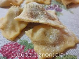 Io adoro la pasta fatta in casa e i ravioli sono uno dei miei piatti favoriti fin dall'infanzia e quando ho tempo li preparo sempre in più e li congelo per quando non ho tempo ma ho voglia di preparare qualcosa di sfizioso…i ravioloni di carne fatti in casa sono più leggeri di quelli confezionati e soprattutto senza conservanti e in più sono sicurissima del ripieno. Ravioli Di Carne Fatti In Casa Capisaldi Della Gastronomia Dolci E Non Solo