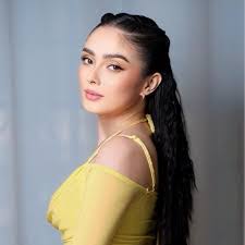 Janelle Lewis's Instagram, Twitter & Facebook