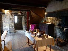 Maison bien équipée côté cuisine et salle de bain. La Maison De Jeanne L Une Des Plus Anciennes Maisons De L Aveyron Severac D Aveyron Heritage Aveyron Tourism Renaissance Kitchen House Second Floor