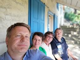 A Hitel szerkesztősége az esztergomi Babits Mihály Emlékházban, 2025.  április 29-én Nagy Gábor, Léka Géza, Papp Endre, a város képviseletében  Bánhidy Vajk és a ház vezetője, G. Tóth Franciska