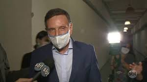maʁˈsɛlu biˈzeʁɐ kɾiˈvɛlɐ, rio de janeiro, october 9, 1957) is a brazilian evangelical bishop, a gospel singer, engineer, and a politician. Prefeito Do Rio De Janeiro Marcelo Crivella E Preso Em Operacao Do Mp Youtube