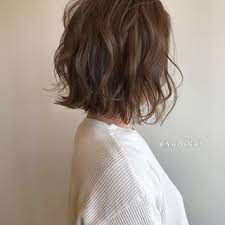 画像に含まれている可能性があるもの 1人以上 ヘアスタイリング ミディアムボブのヘアスタイル ヘアスタイル ボブ